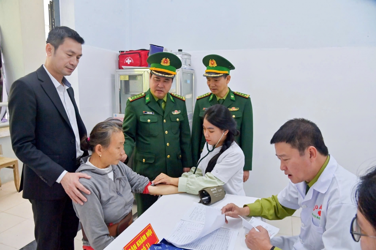 Khám bệnh, cấp phát thuốc miễn phí cho người dân.