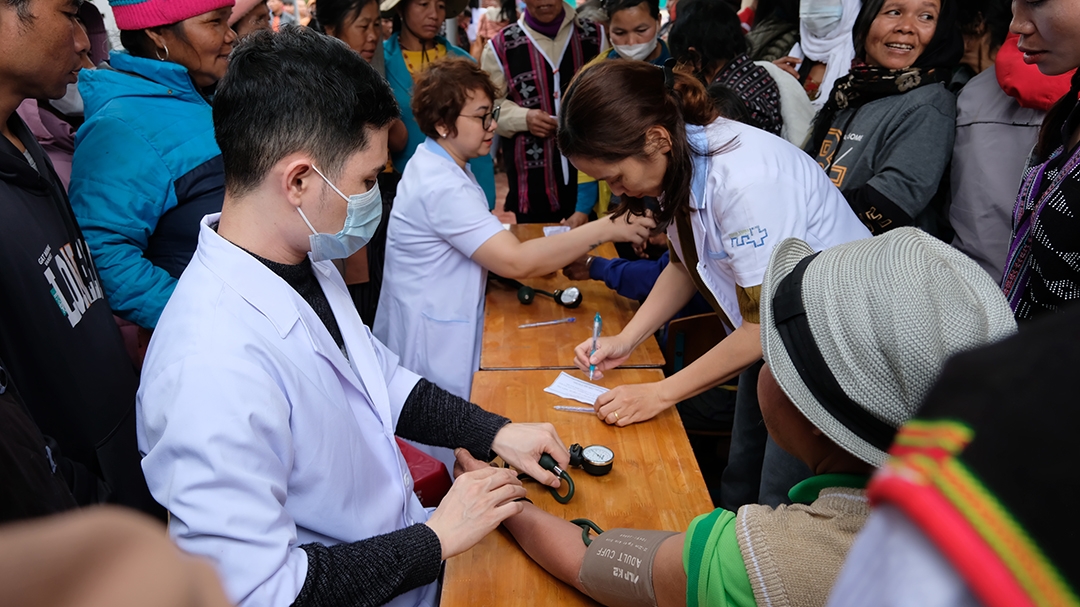 Khám bệnh phát thuốc miễn phí cho bà con.