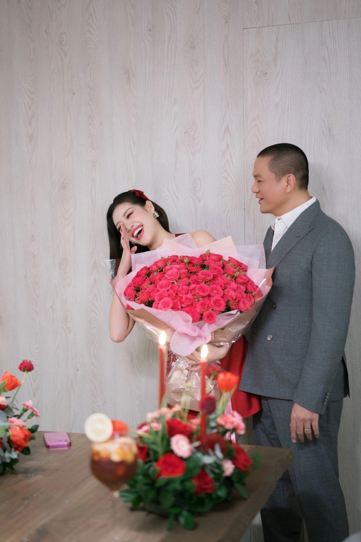 Sao Việt 26/2: Hoa hậu Khánh Vân hạnh phúc rơi nước mắt khi ông xã vào bếp nấu ăn và trang trí khung cảnh lãng mạn mừng cô bước sang tuổi mới.