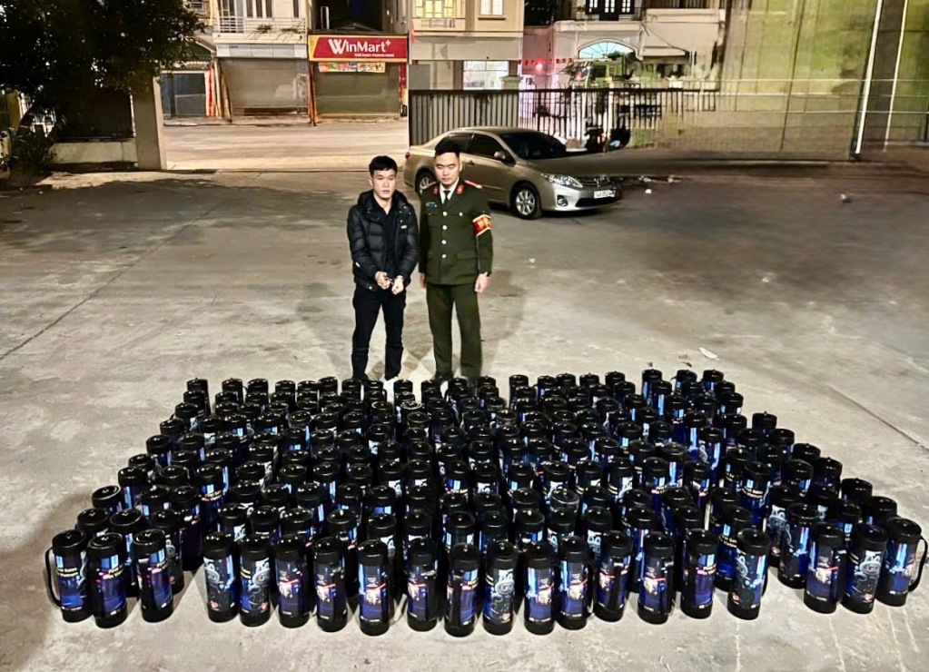 Đối tượng Trần Văn Nghĩa và tang vật. (Ảnh: CACC)