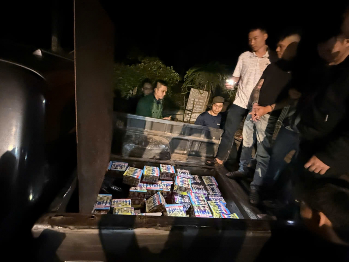 Khoang bí mật trên xe bán tải dùng để chứa đựng gần 2 tạ pháo