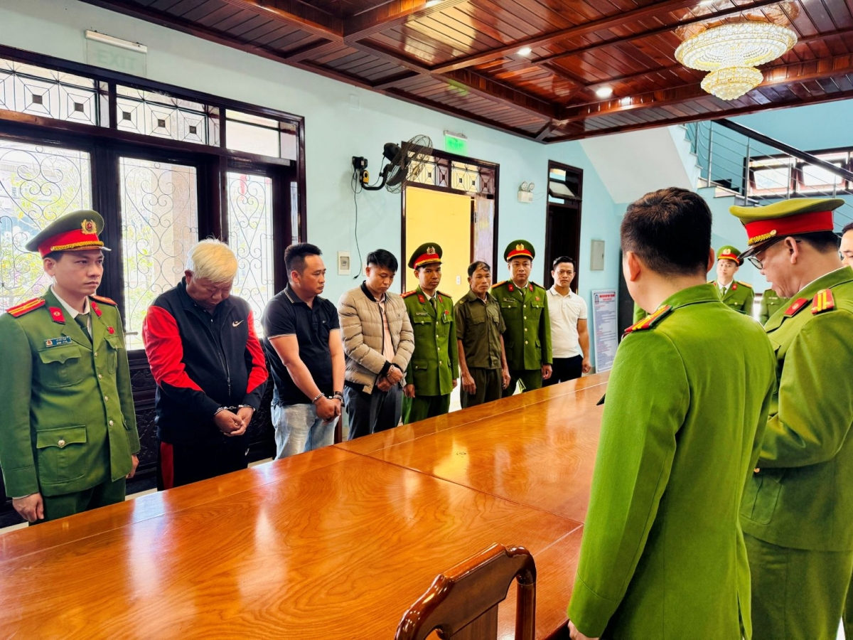 Khởi tố 3 bị can khai thác trái phép cao lanh tại mỏ La Dứt.