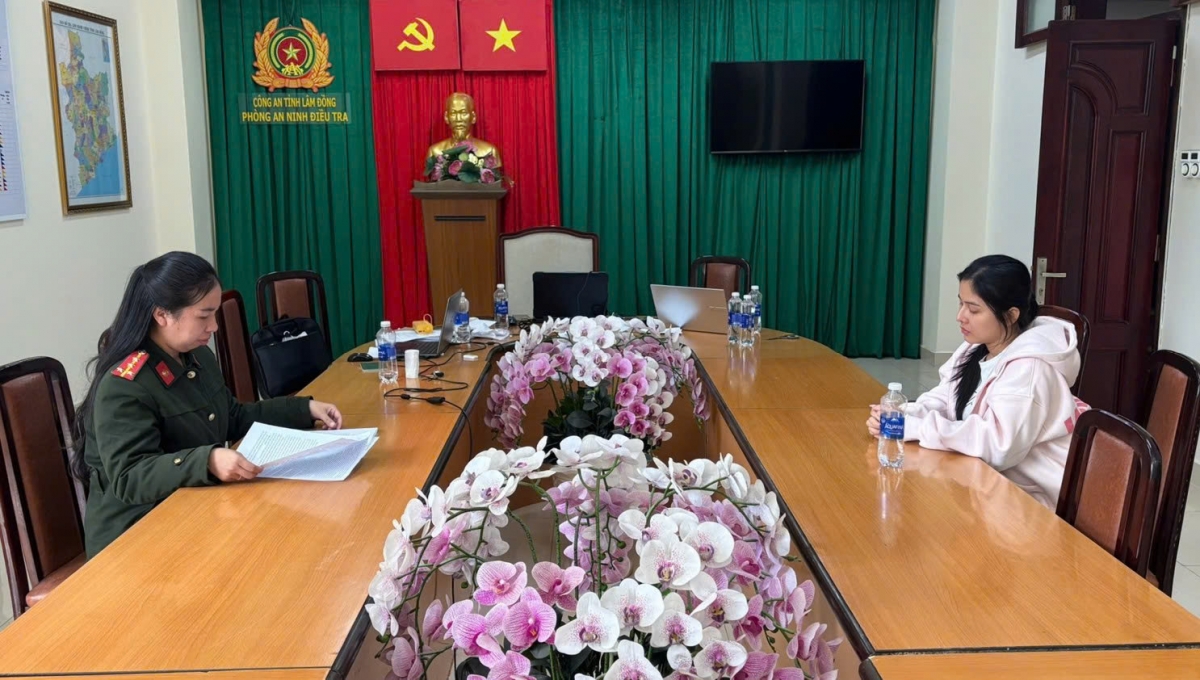 Cơ quan An ninh điều tra, Công an tỉnh Lâm Đồng làm việc với N.T.N.L, bị can trong vụ phát trực tiếp video khiêu dâm trên mạng xã hội (Ảnh: Công an cung cấp)