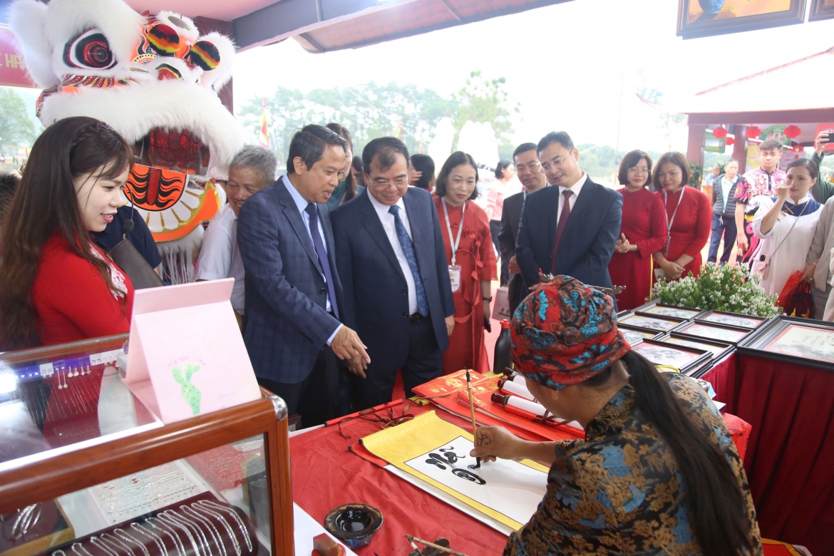 Khu làng nghề trong không gian trưng bày thu hút đông đảo du khách và nhân dân tham quan.