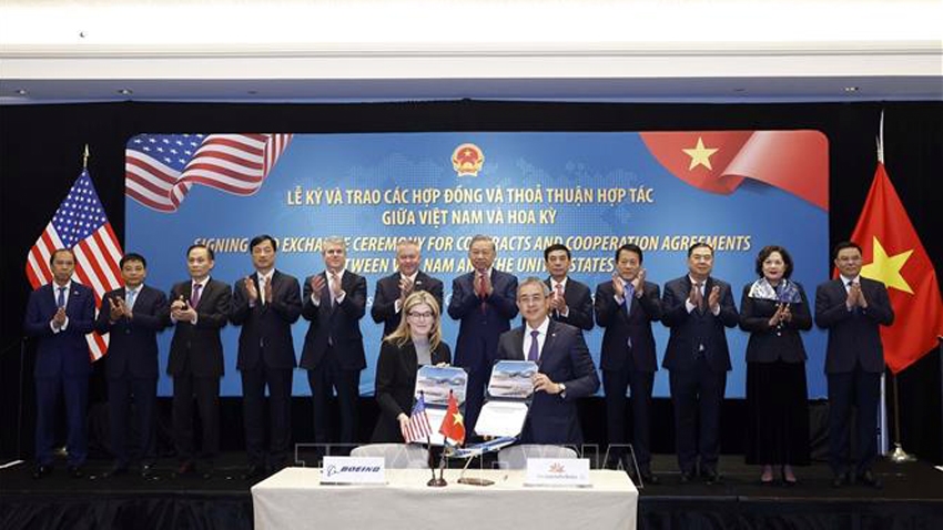 Tổng Bí thư Tô Lâm chứng kiến lễ ký Hợp đồng mua 50 máy bay Boeing 737 MAX giữa Tổng công ty hàng không Việt Nam (Vietnam Airlines) và Tập đoàn Boeing - Ảnh: TTXVN