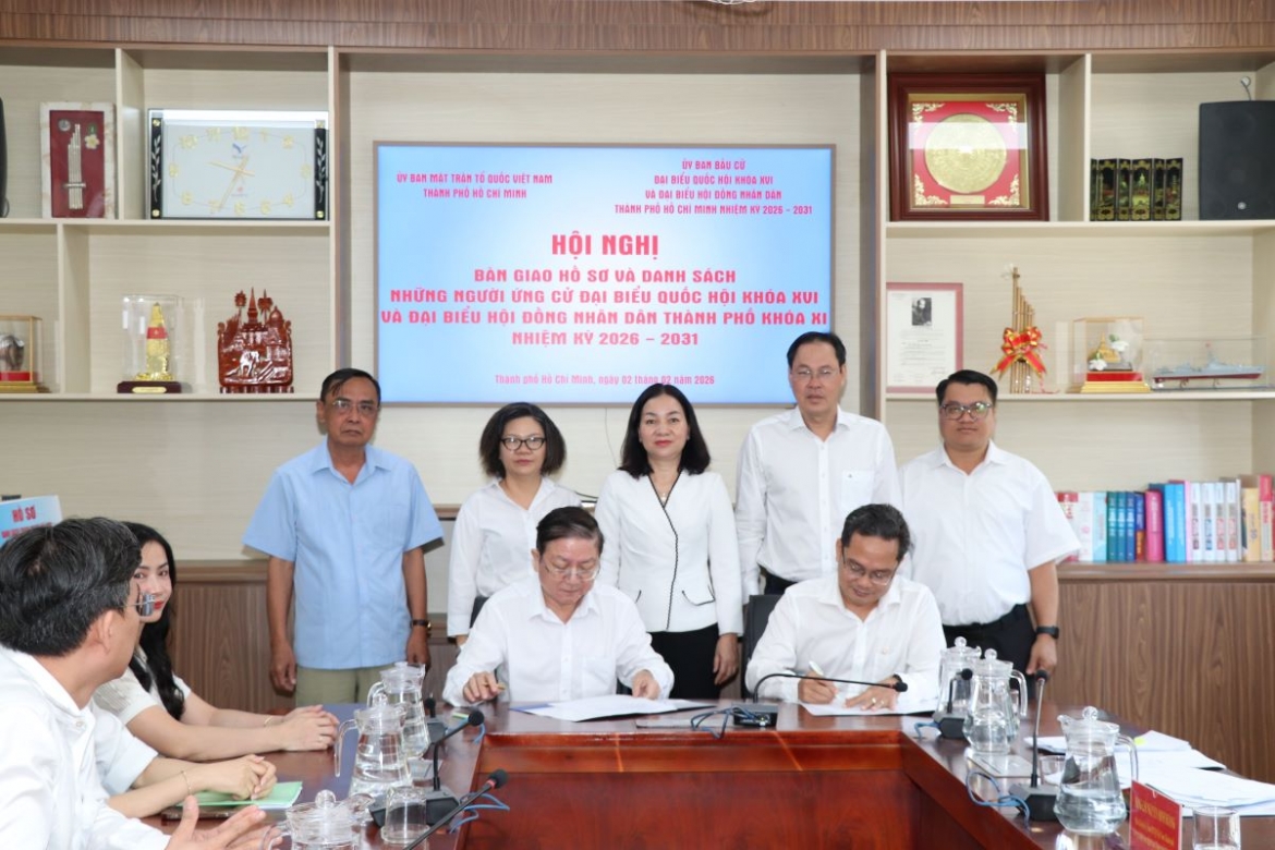 Ông Nguyễn Bắc Nam, Phó Giám đốc Sở Nội vụ TP.HCM và ông Phạm Minh Tuấn, Phó Chủ tịch Ủy ban MTTQ TP ký kết bàn giao hồ sơ người ứng cử đại biểu Quốc hội khóa XVI và đại biểu HĐND TP.HCM khóa XI nhiệm kỳ 2026-2031 (Ảnh: Vũ Hoàng)