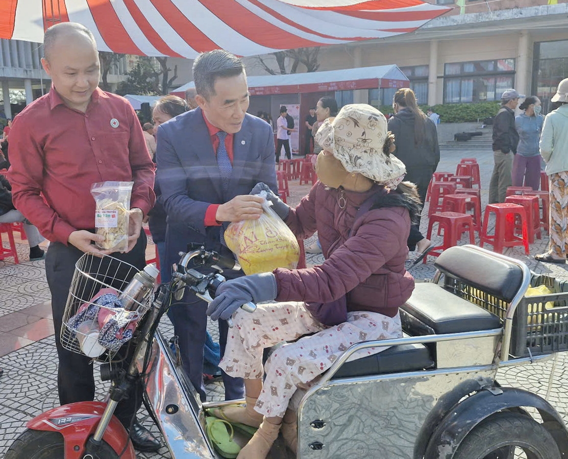 Chị Nguyễn Thị Nhung, ở phường Hòa Cường, TP Đà Nẵng nhận quà Tết.