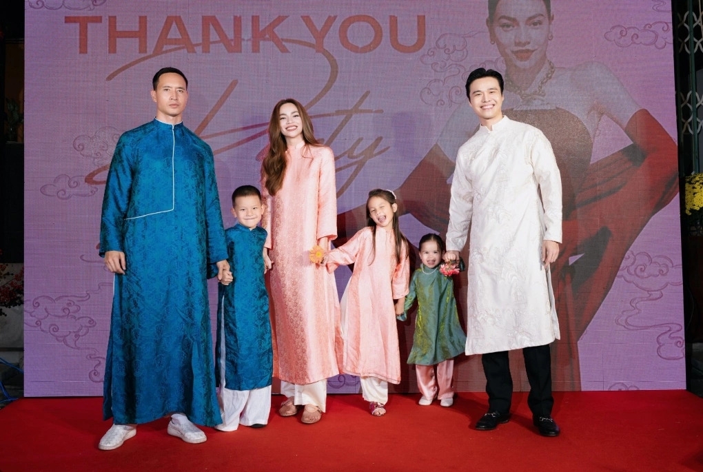 Vợ chồng Hồ Ngọc Hà - Kim Lý cùng cặp song sinh Lisa - Leon diện áo dài đồng điệu khi quây quần trong tiệc cảm ơn của nữ ca sĩ.