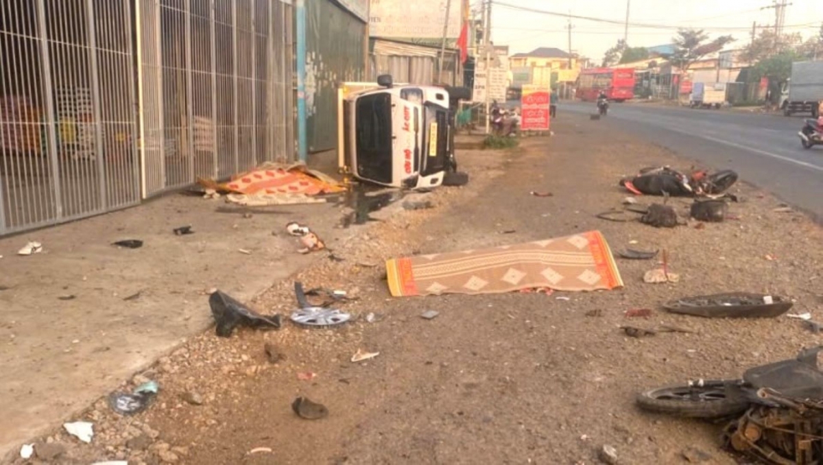 Hiện trường vụ tai nạn xảy ra rạng sáng 13/2, trên đường Hồ Chí Minh, đoạn qua xã Nhân Cơ khiến 3 người tử vong (Ảnh: công an cung cấp).