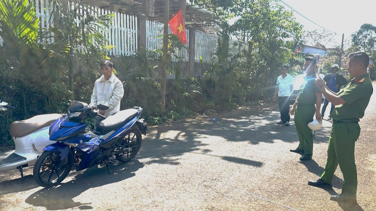 Lực lượng Công an xã Đức Lập dựng lại hiện trường vụ cướp giật tài sản (ảnh công an cung cấp).