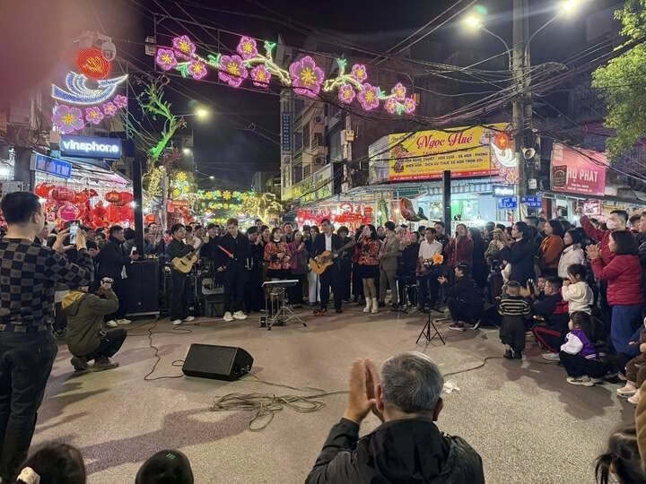 Nhiều khán giả thích thú, theo dõi và ghi lại màn trình diễn đặc biệt này