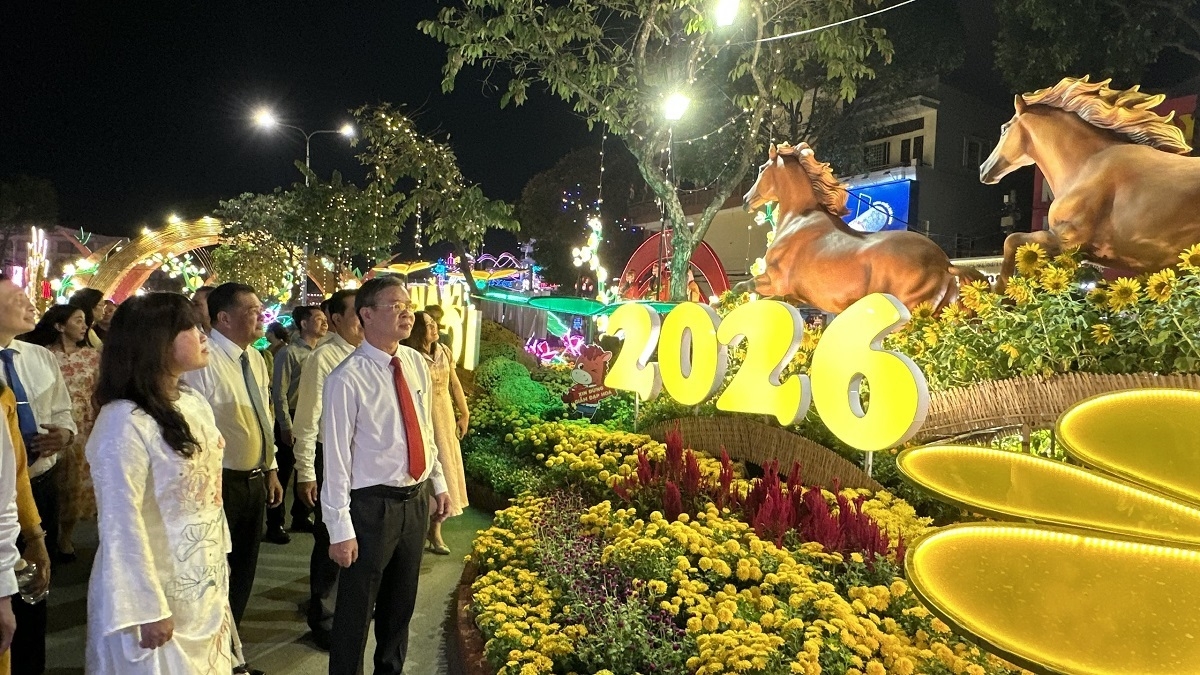 Lãnh đạo TP. Cần Thơ tham quan đường hoa