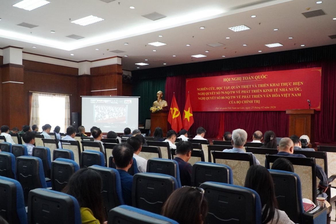 Cán bộ, đảng viên, đại diện cộng đồng người Việt Nam theo dõi Hội nghị tại Đại sứ quán Việt Nam tại Lào.