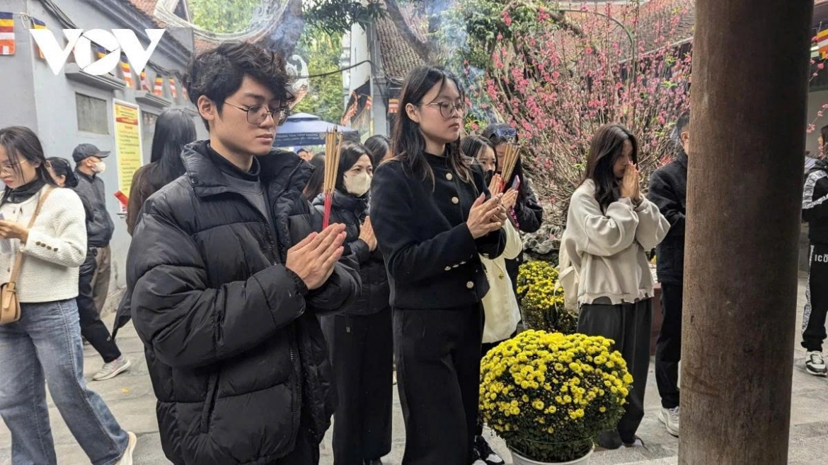 Bên cạnh lễ cúng gia tiên, nhiều gia đình tìm đến đền, chùa dâng hương, cầu bình an, may mắn cho năm mới