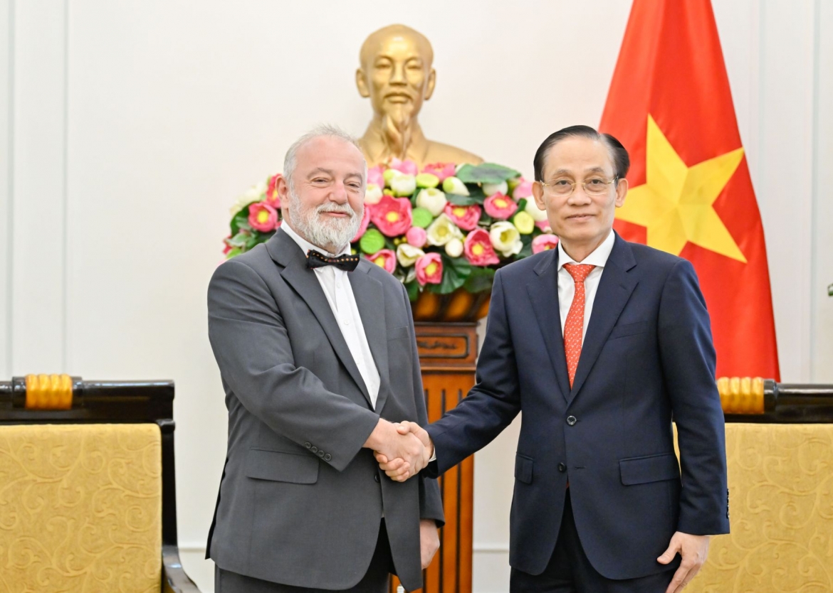 Bộ trưởng Bộ Ngoại giao Lê Hoài Trung và Đại sứ Cộng hòa Séc Hynek Kmonicek