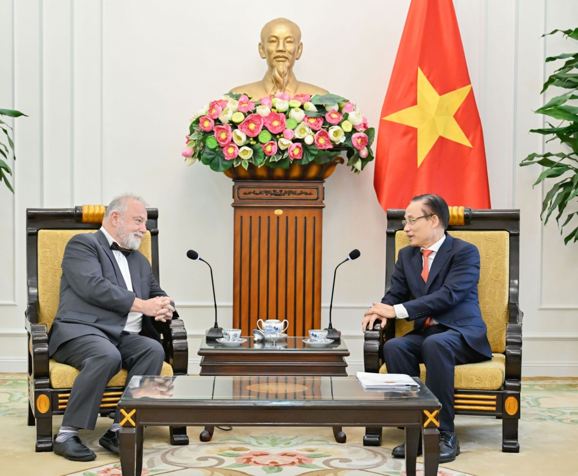 Bộ trưởng Bộ Ngoại giao Lê Hoài Trung tiếp Đại sứ Cộng hòa Séc Hynek Kmonicek