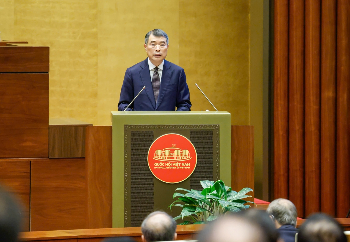 Trưởng Ban Tổ chức Trung ương Lê Minh Hưng trình bày "Báo cáo tổng kết công tác xây dựng Đảng nhiệm kỳ Đại hội XIII và tổng kết 15 năm thi hành Điều lệ Đảng (2011-2025); phương hướng, nhiệm vụ, giải pháp công tác xây dựng Đảng và thi hành Điều lệ Đảng nhiệm kỳ Đại hội XIV". (Ảnh: Media Quốc hội)