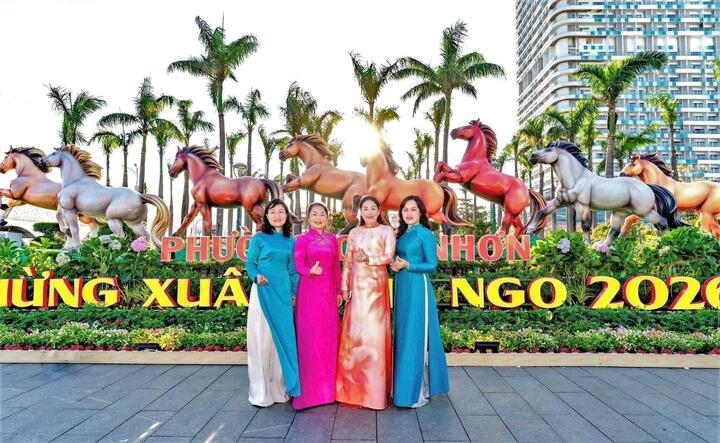 Ngay sau lễ khánh thành, nhiều người dân và du khách đã đến tham quan, chụp ảnh lưu niệm giữa không gian rực rỡ sắc xuân.