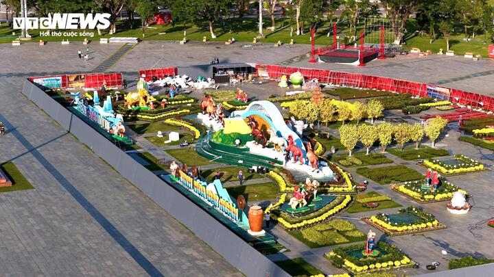 Tất cả cụm linh vật tạo nên hai không gian đối xứng kết hợp với vườn hoa xuân nhiều sắc màu rực rỡ, hứa hẹn sẽ mở ra hành trình khám phá, tìm hiểu các yếu tố lịch sử cho người dân và du khách.