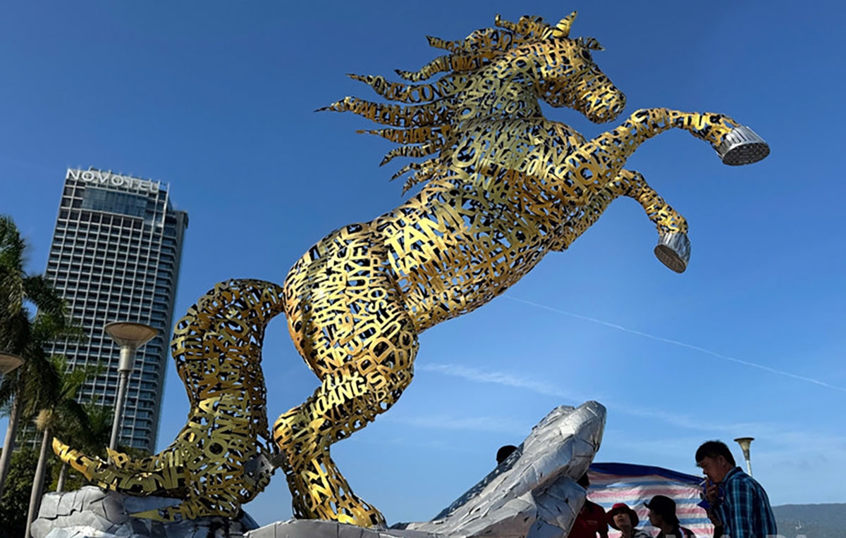 Linh vật ngựa sắt vàng được ghép bằng tên 94 xã, phường, đặc khu Hoàng Sa và tên Thành phố Đà Nẵng đặt trước khu vực trung tâm hành chính thành phố, cạnh bờ sông Hàn. (Ảnh: Báo Nhân Dân)