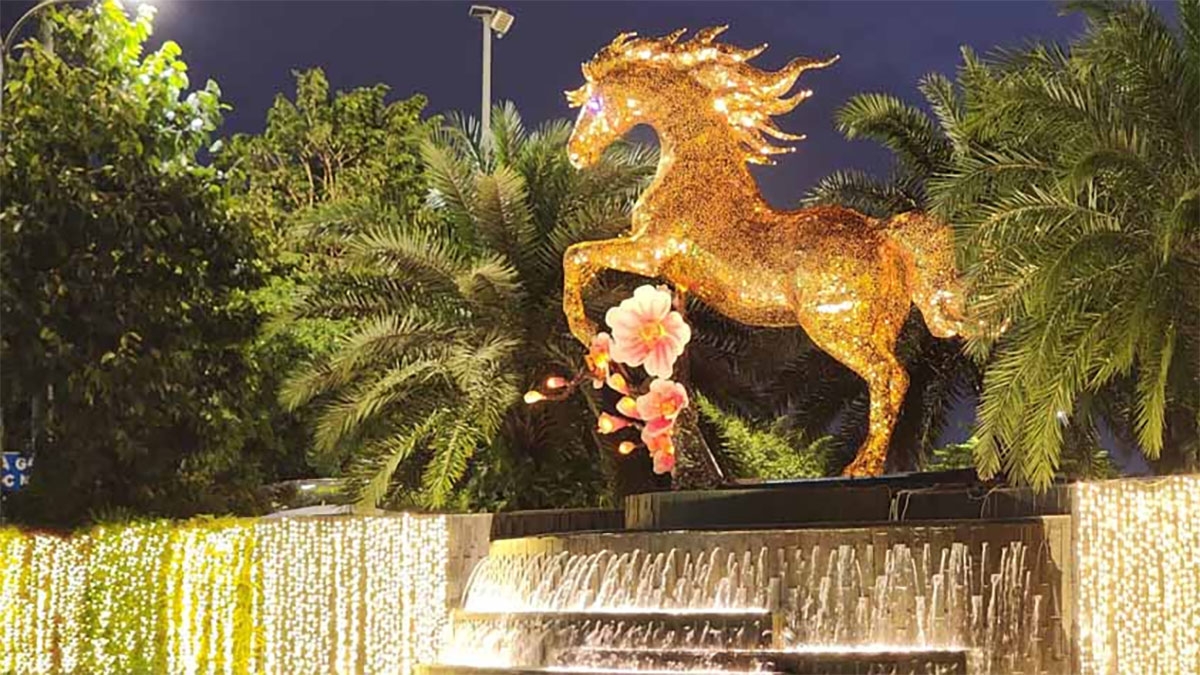 Linh vật ngựa vàng tại khu vực thác nước lối vào nhà ga T2, Sân bay quốc tế Đà Nẵng. (Ảnh: Đinh Văn Tâm)