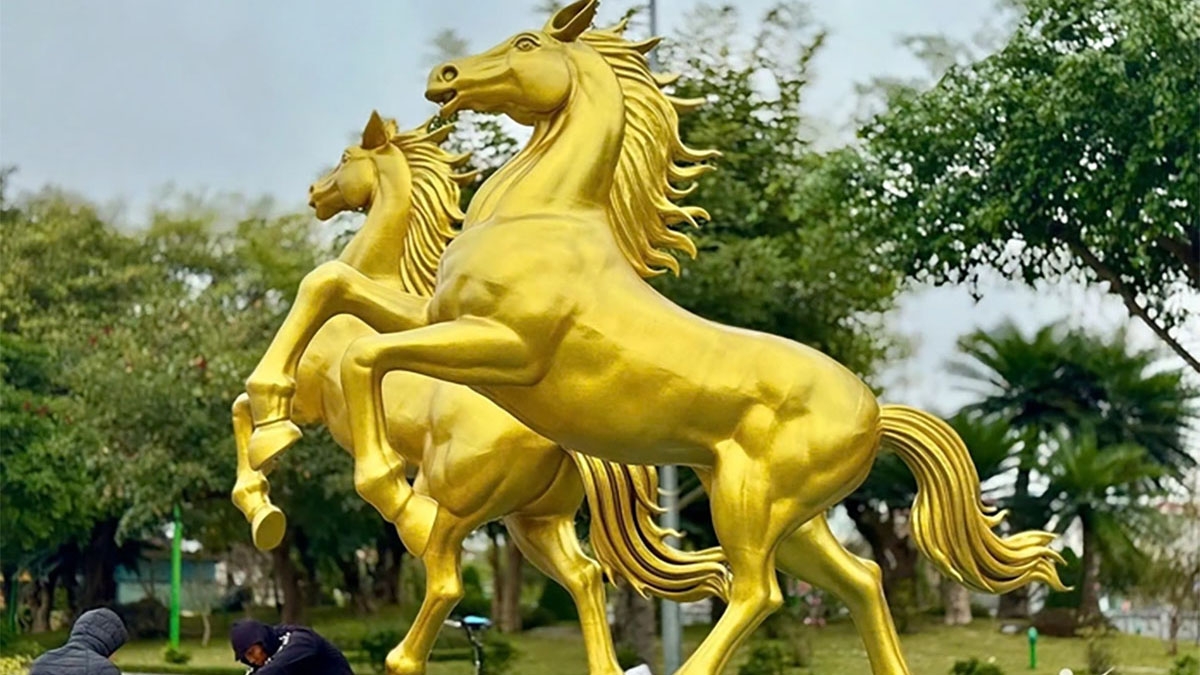 Cặp linh vật ngựa vàng dũng mãnh tung vó tại Lạng Sơn. (Ảnh: Vietnamnet)