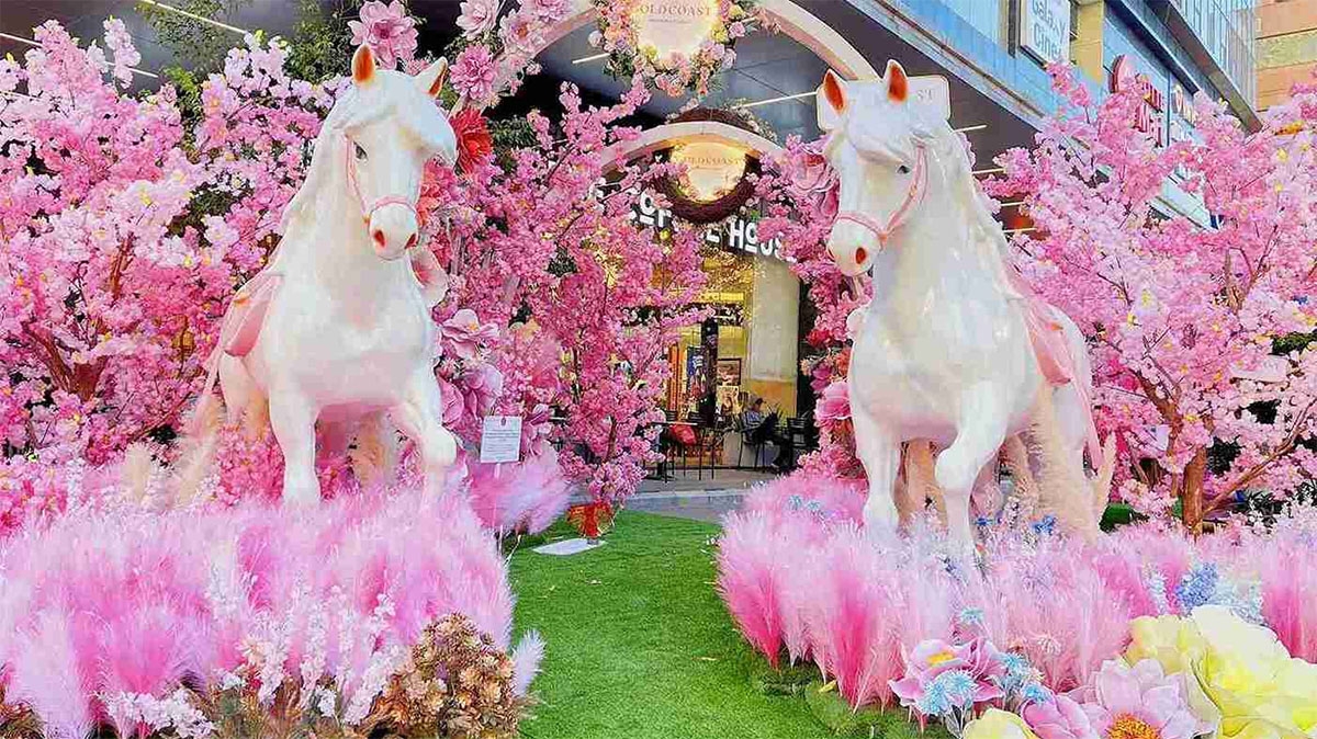 Linh vật ngựa hồng tại trung tâm thương mại Gold Coast, Nha Trang. (Ảnh: Lộc Thọ)