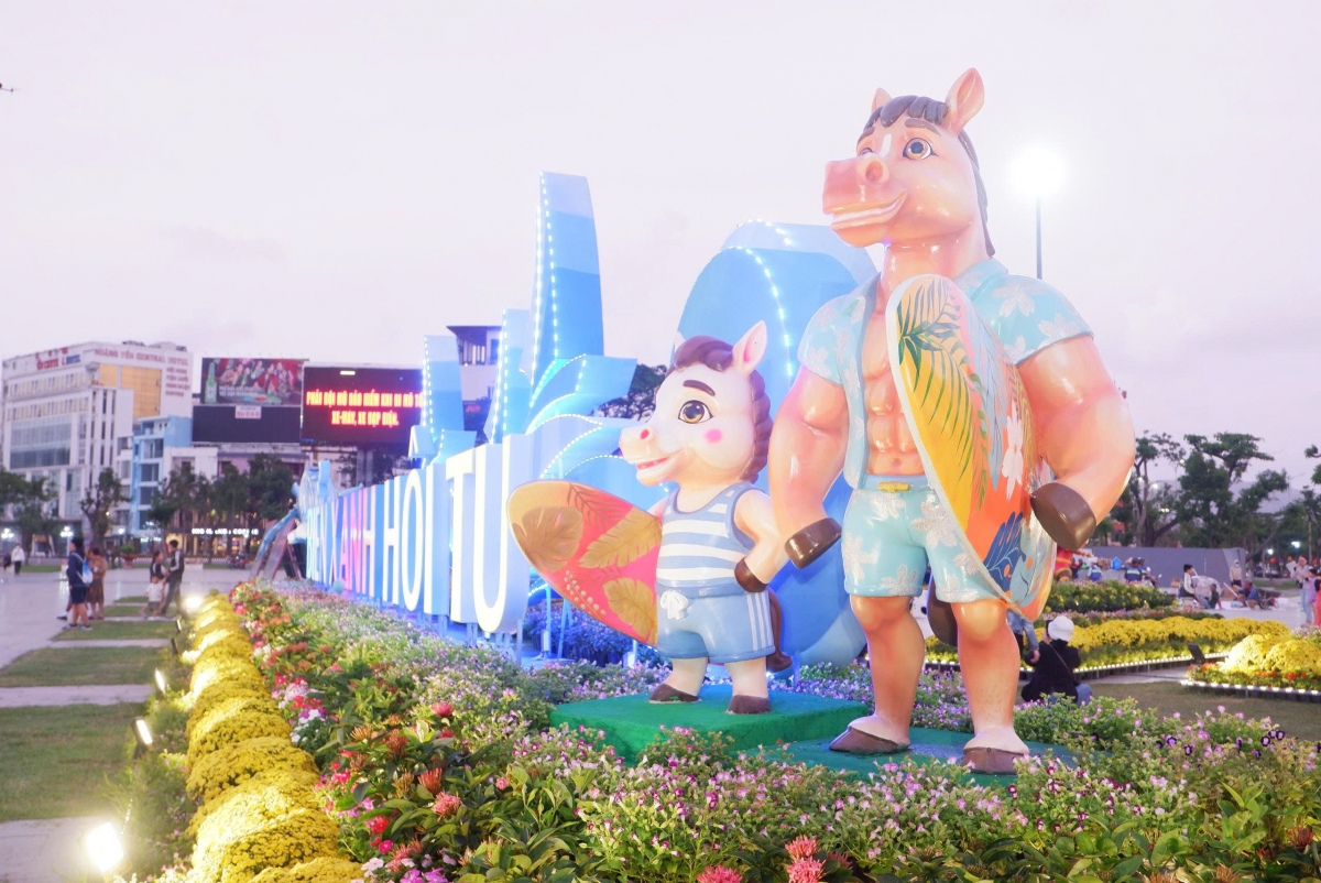 Linh vật ngựa bên tạo hình "Biển xanh hội tụ"