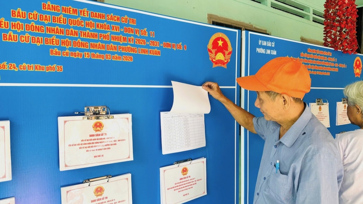 Cử tri phường Linh Xuân kiểm tra thông tin được niêm yết - Ảnh: UBND phường Linh Xuân