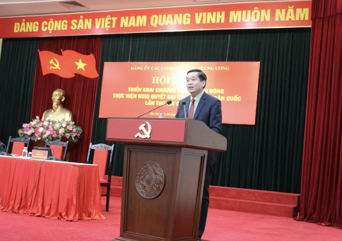 Phó Bí thư Thường trực Đảng ủy các cơ quan Đảng Trung ương Nguyễn Long Hải trình bày báo cáo tại hội nghị.