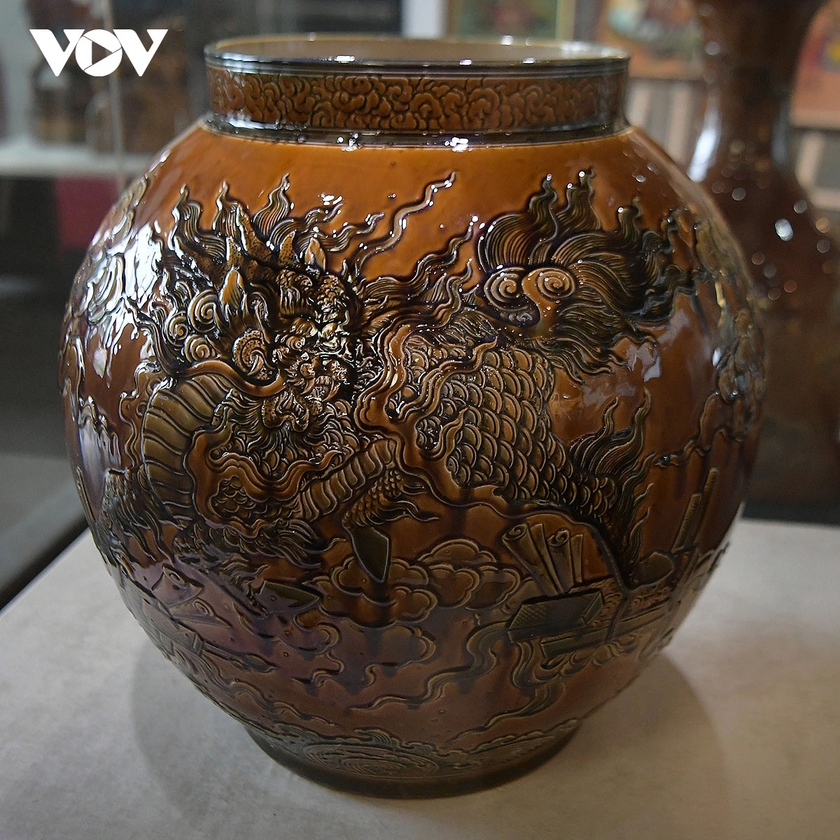 Long mã trên sản phẩm gốm Bát Tràng, Hà Nội.