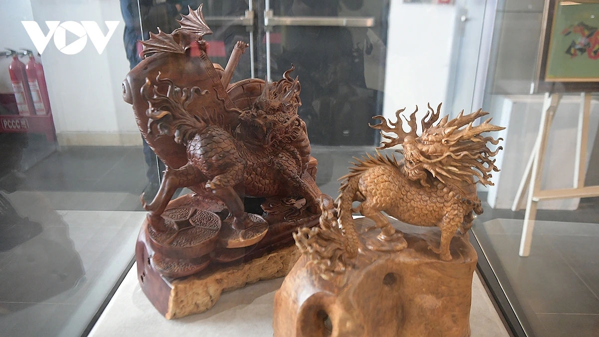 Tượng gỗ long mã, sản phẩm của các nghệ nhân trạm khắc gỗ làng nghề Thiết Ứng, Hà Nội.