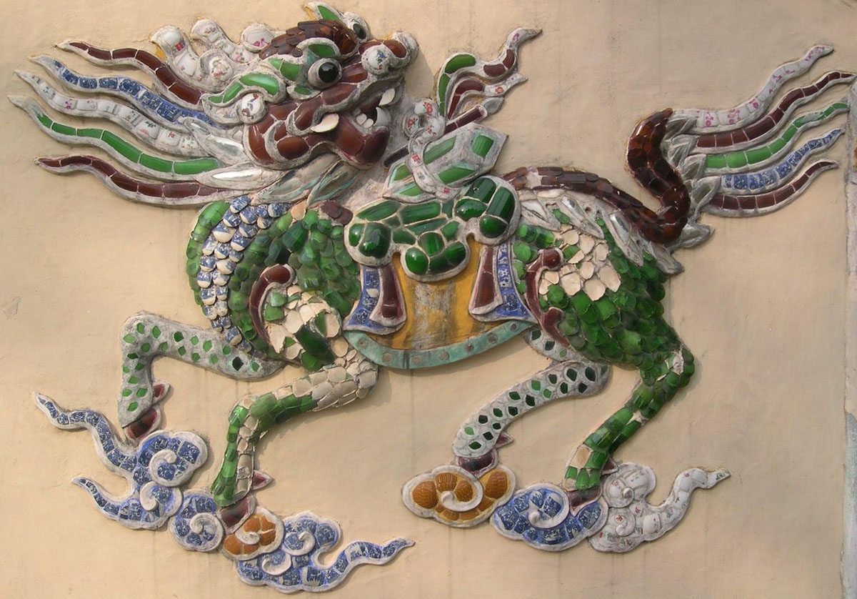 Phù điêu long mã phù đồ trên bình phong trước đình làng Lại Thế, Huế (Ảnh_Trần Đức Anh Sơn)