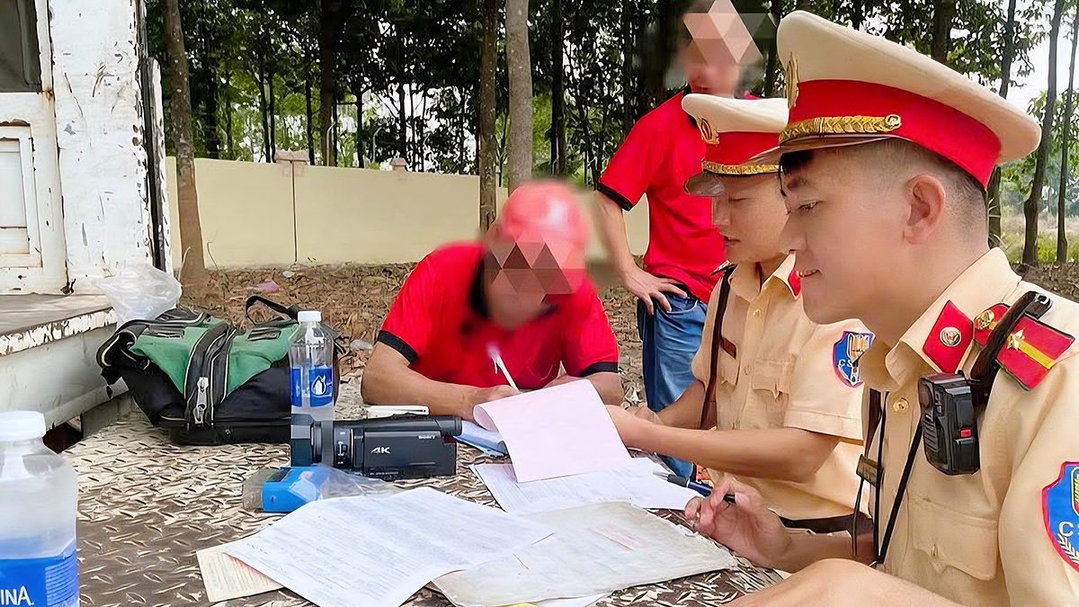 Lực lượng chức năng lập biên bản xử phạt 