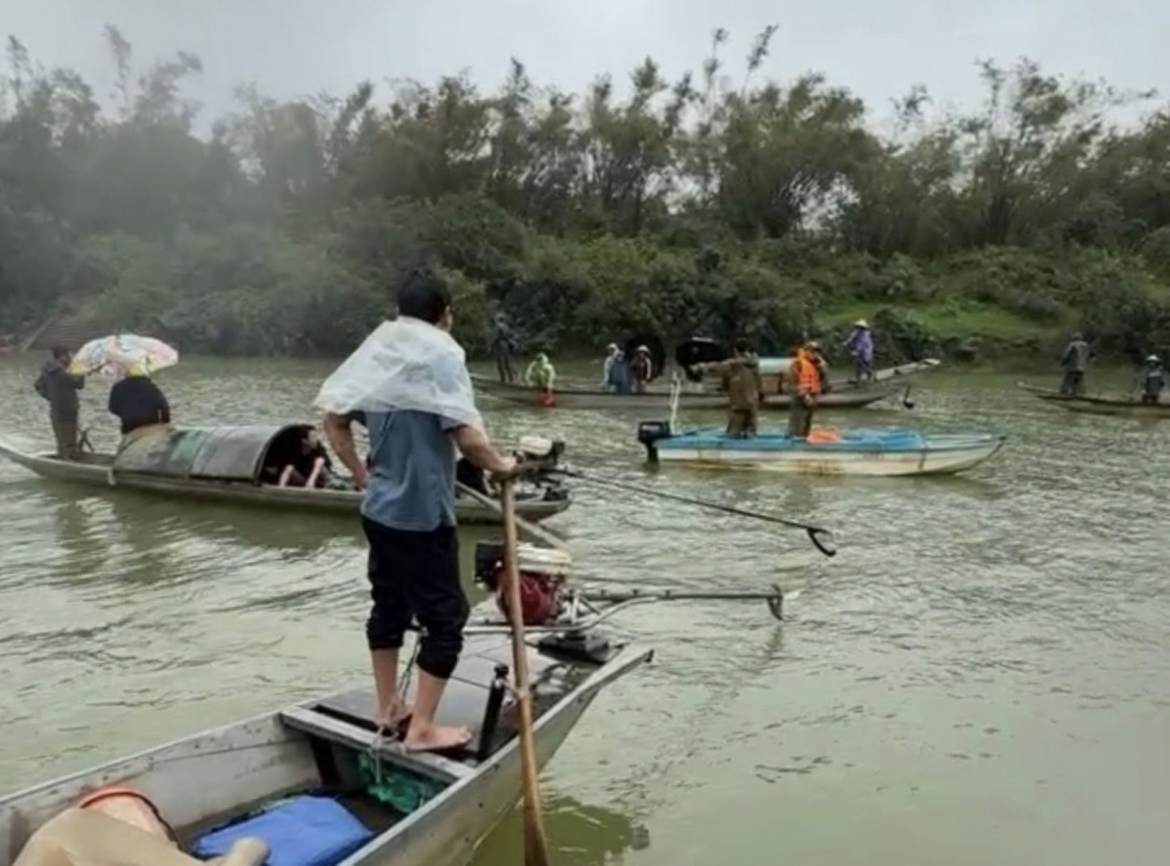 Lực lượng chức năng và người dân tìm kiếm người mất tích