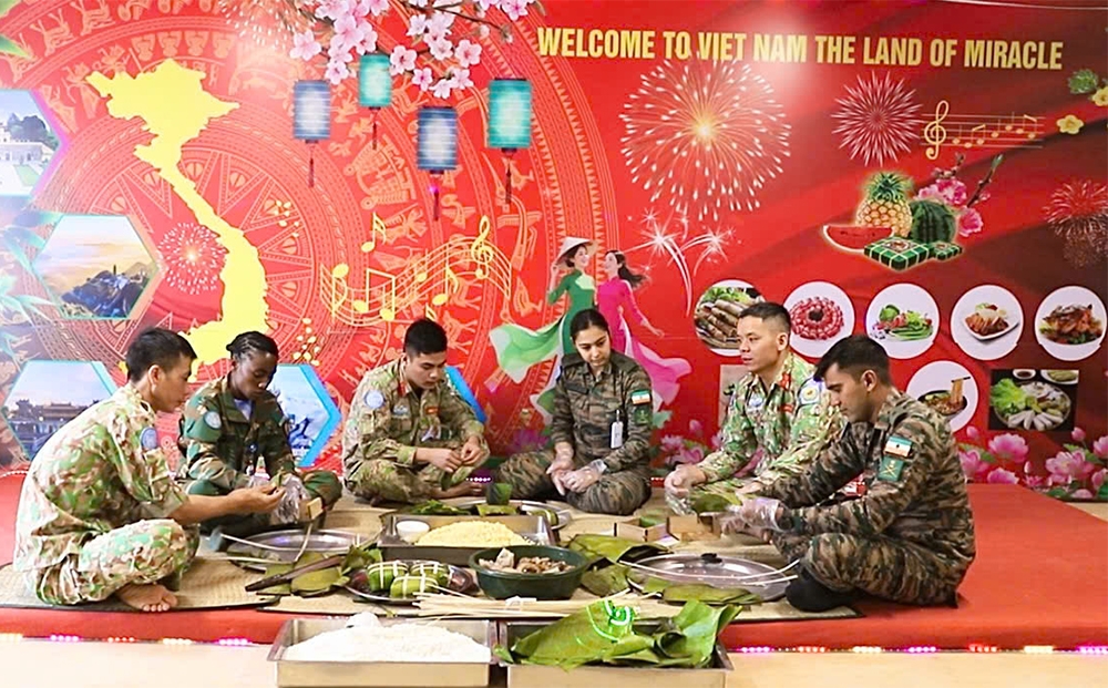 Lực lượng gìn giữ hòa bình Việt Nam tại Abyei cùng các đồng nghiệp quốc tế tham gia gói bánh chưng trong dịp Tết Nguyên đán Bính Ngọ 2026