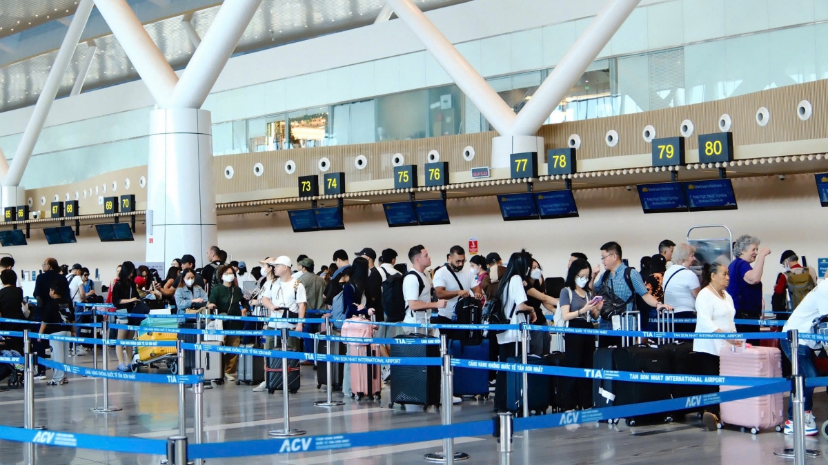 luong_khach_qua_san_bay_tan_son_nhat_du_kien_khoang_145.000_moi_ngay.jpg
