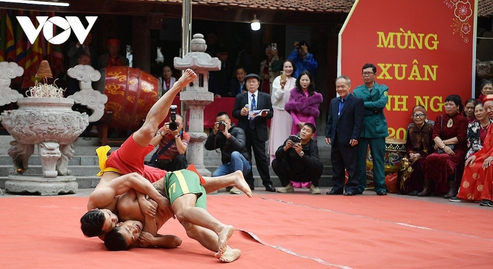 This year’s festival features competition for first, second and third prizes, as well as the Neo prize and a children’s category. Several foreign wrestlers are also taking part in the tournament.
