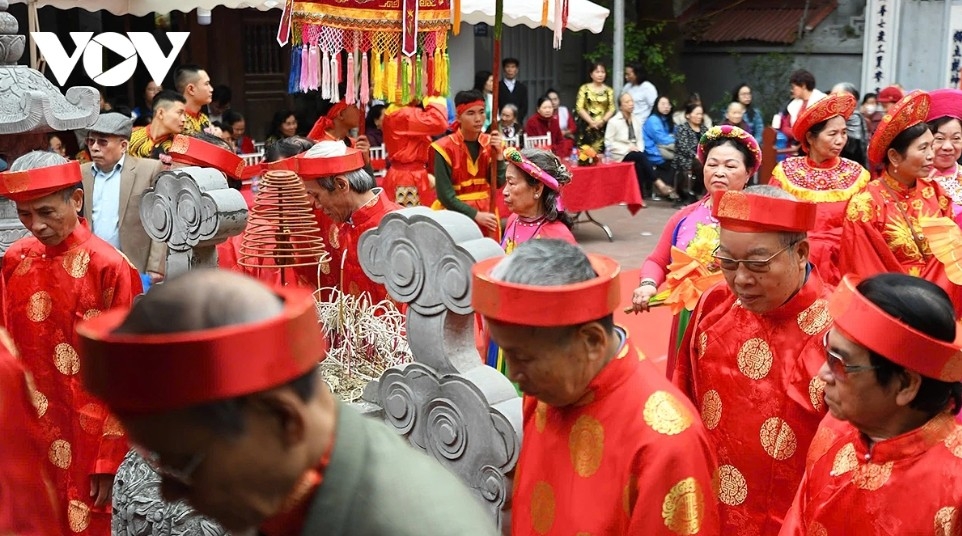 Elderly members of the Senior Citizens’ Association enter Mai Dong Communal House on the morning of the fourth day of the Lunar New Year of the Year of the Horse.