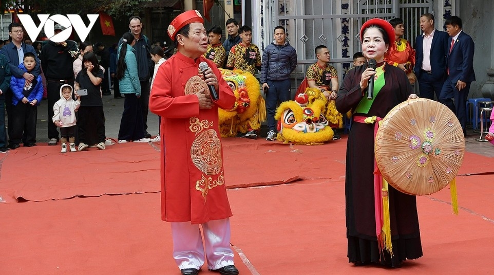 Quan ho folk melodies invite residents and visitors to the Mai Dong Traditional Wrestling Festival.