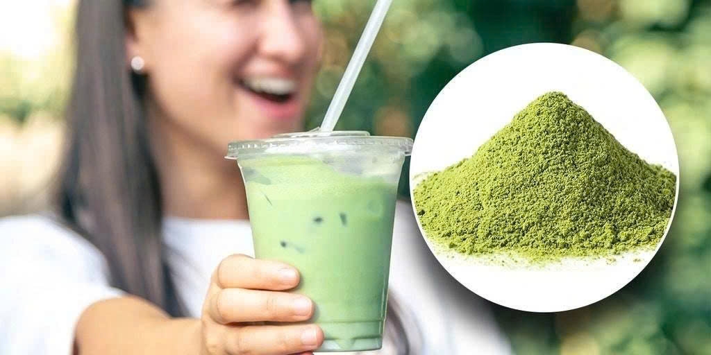 Matcha là bột trà xanh nghiền mịn, pha trực tiếp với nước nên giữ được nhiều hợp chất có lợi