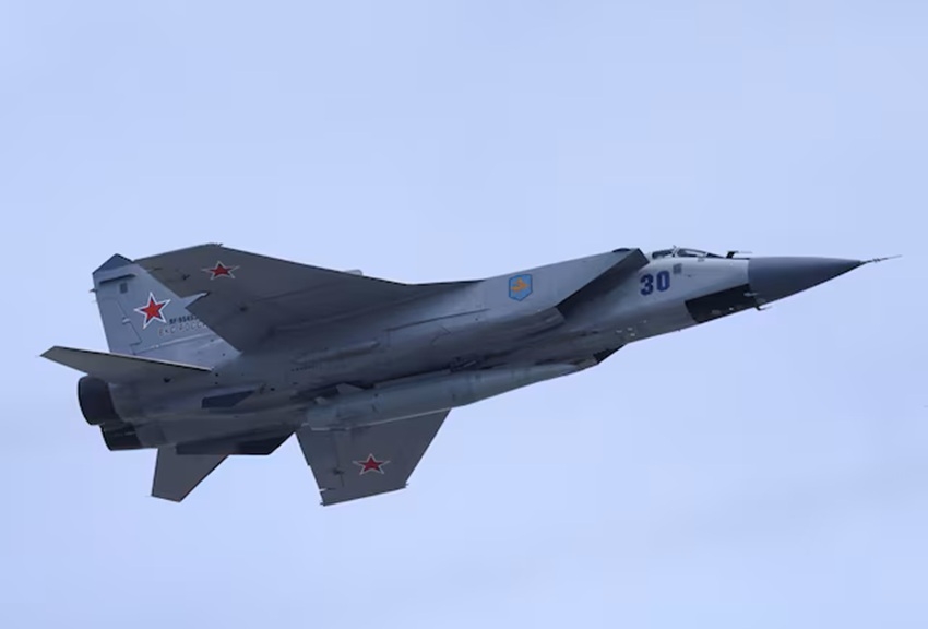 Máy bay chiến đấu MiG-31 của Nga được trang bị tên lửa siêu thanh Kinzhal bay qua Quảng trường Đỏ. Ảnh: Reuters