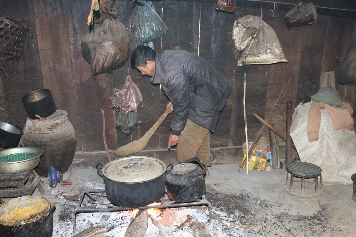 Bà con quét nhà nhưng phải vun rác để góc cạnh cửa chính, sau 3 ngày Tết mới hót đổ đi
