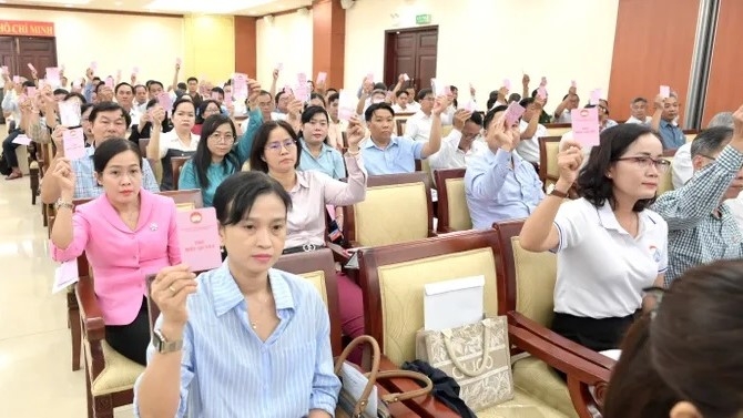 Các đại biểu thống nhất danh sách ứng cử Đại biểu Quốc hội và HĐND TP.HCM (Ảnh: Minh Dung)