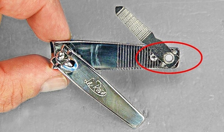 Phần đuôi của chiếc bấm móng tay luôn có một lỗ nhỏ, khiến nhiều người thắc mắc về công dụng thực sự của chi tiết này.