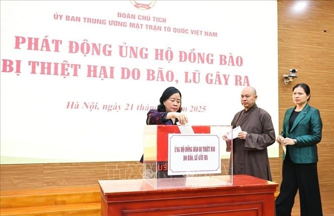 Đồng chí Bùi Thị Minh Hoài cùng các cán bộ cơ quan MTTQ Việt Nam ủng hộ đồng bào bị thiệt hại do bão, lũ gây ra. Ảnh: Minh Đức/TTXVN