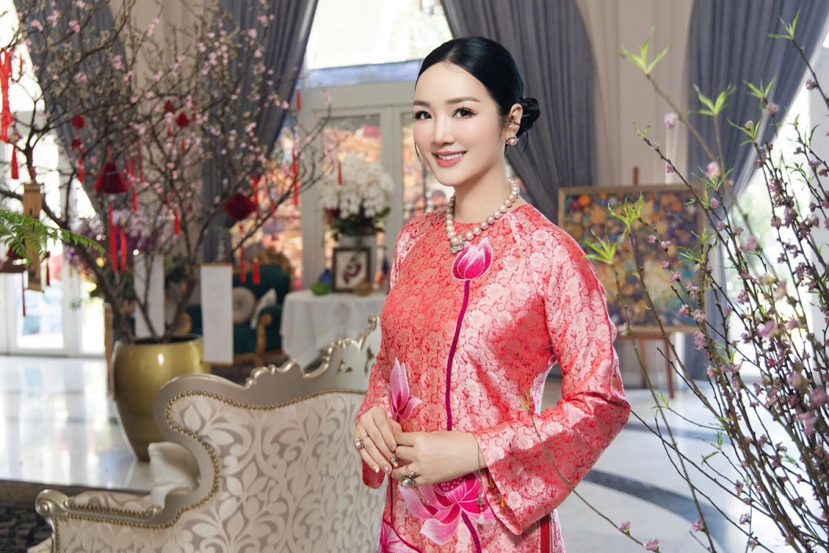 Hoa hậu Giáng My nền nã trong tà áo dài, tạo dáng với không gian phòng khách biệt thự đầy sắc xuân.