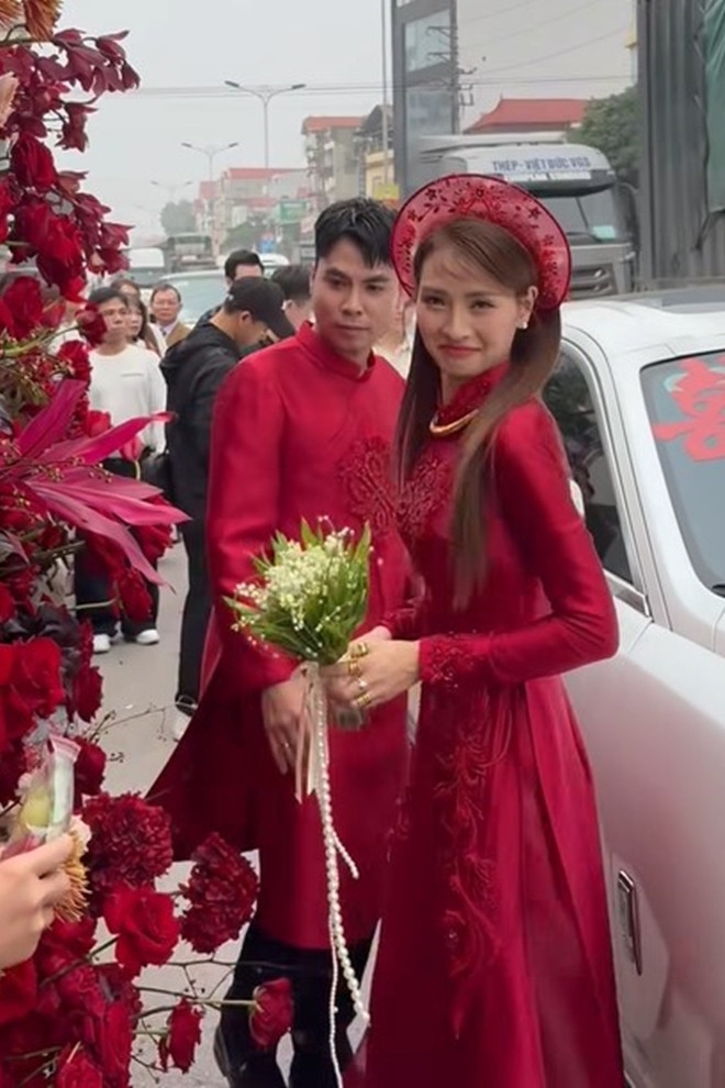 MC Huyền Trang (Mù Tạt) và tiền vệ Đức Huy tổ chức lễ ăn hỏi sáng 27/2. Cô dâu đeo vàng và diện áo dài đỏ rực, được mẹ chồng ân cần chăm sóc trong ngày trọng đại.