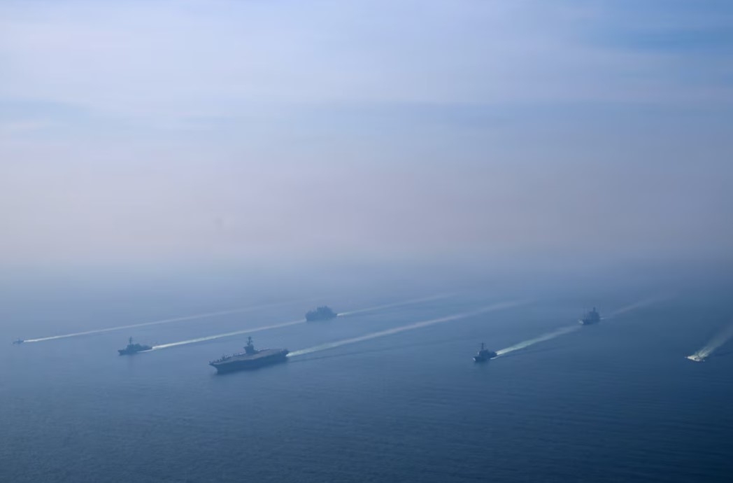 Tàu sân bay lớp Nimitz USS Abraham Lincoln của Hải quân Mỹ dẫn đầu nhóm tác chiến trong một cuộc tập trận chụp ảnh ở Biển Arab, ngày 6/2/2026. Ảnh: Reuters