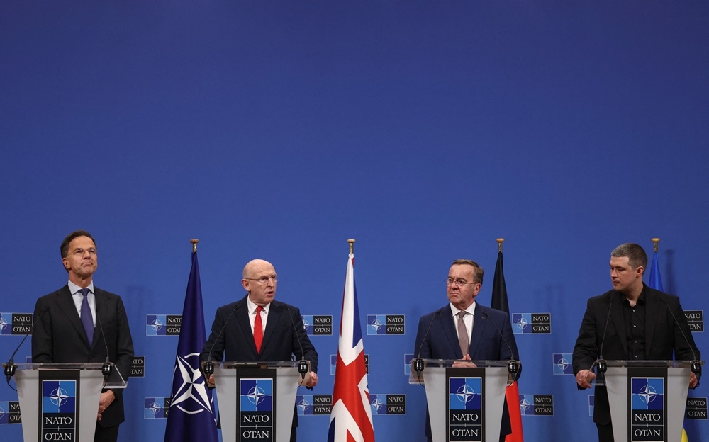 Tổng thư ký NATO Mark Rutte, Bộ trưởng Quốc phòng Anh John Healey, Bộ trưởng Quốc phòng Đức Boris Pistorius và Bộ trưởng Quốc phòng Ukraine Mykhailo Fedorov trong cuộc họp Nhóm Liên lạc Quốc phòng Ukraine, tại trụ sở NATO ở Brussels, Bỉ. Ảnh: Reuters